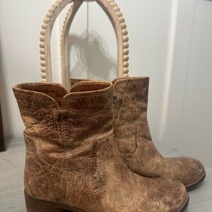 Vintage-Style Tan Ankle Boots